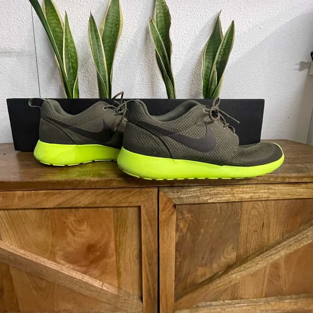 Classic Nike roshe run men’s size 9.5